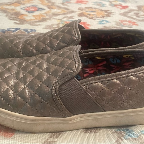 Girls Steve Madden Size 4 super cute grey cushion sneaker! - Picture 5 of 5